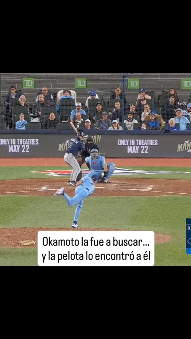 Okamoto fue con todo a buscar el foul en la malla lateral…